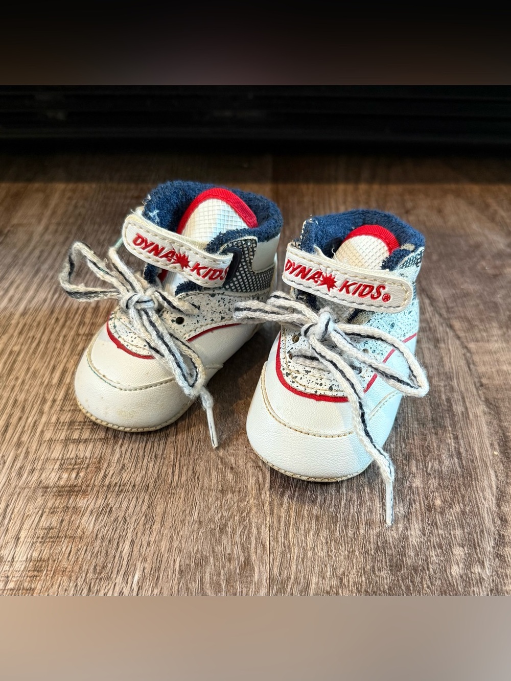 DYNA KIDS Vintage White Red Blue Baby Crib Shoes Sneakers Size 0